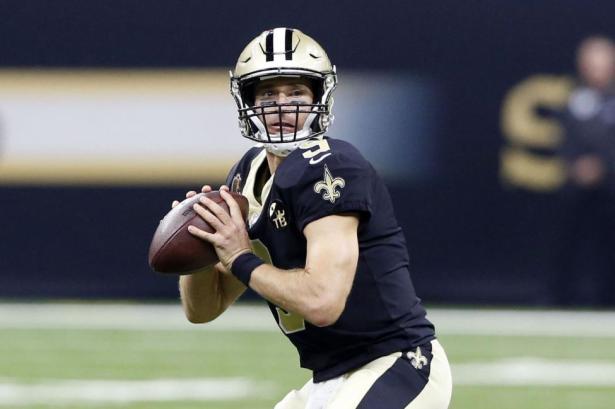 saints-drew-brees-breaks-brett-favres-nfl-record-for-completions